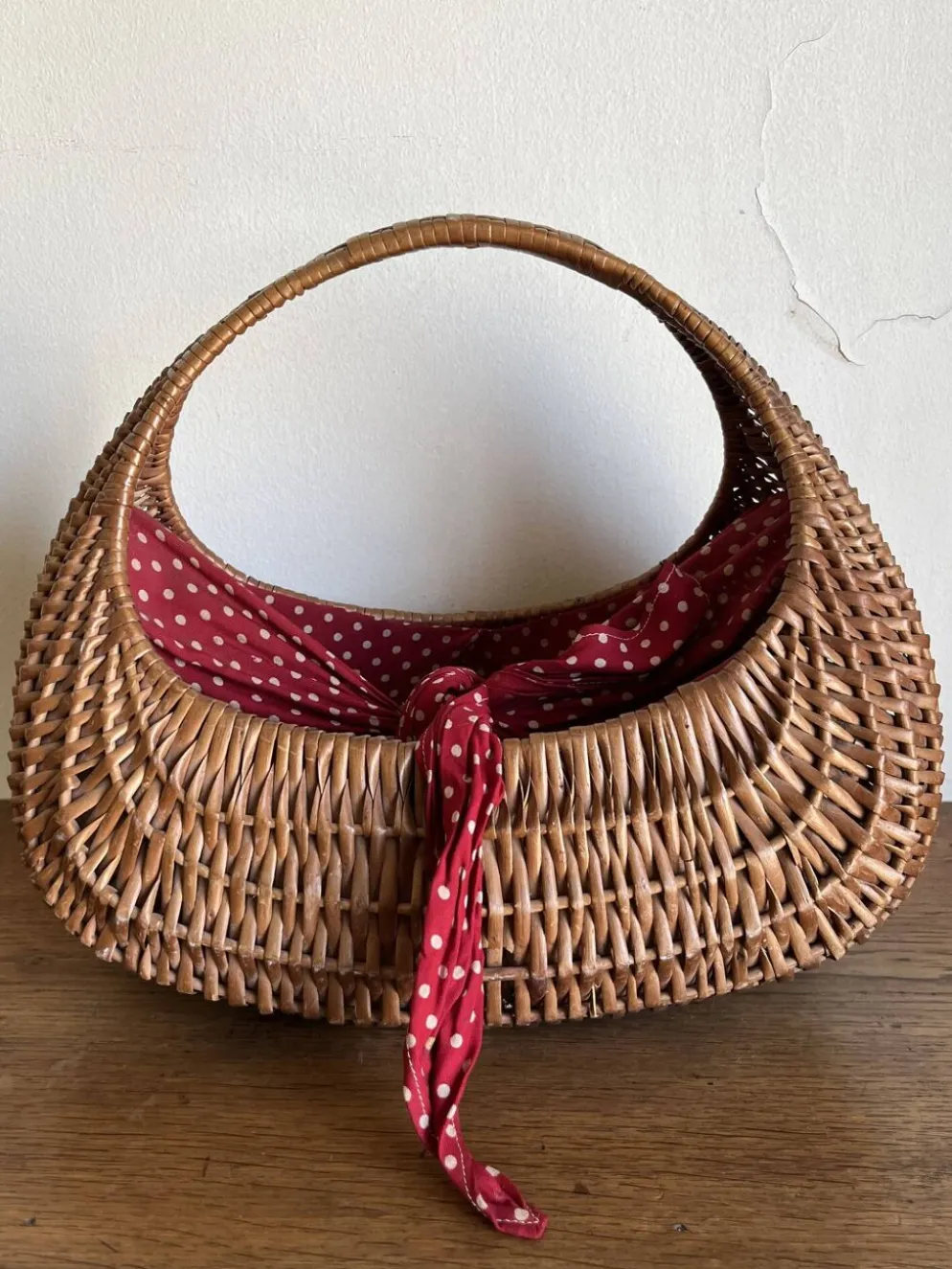 Panier gondole en osier 1960 doublé de coton a pois rouges
