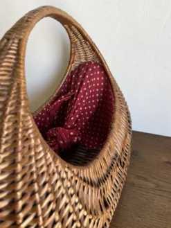 Panier gondole en osier 1960 doublé de coton a pois rouges
