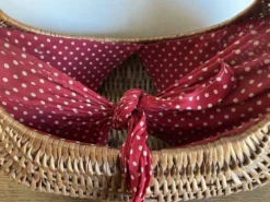 Panier gondole en osier 1960 doublé de coton a pois rouges