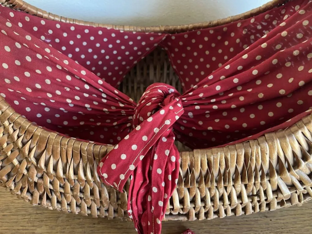 Panier gondole en osier 1960 doublé de coton a pois rouges