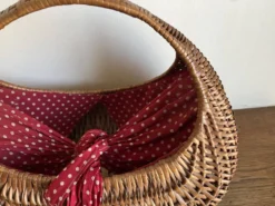 Panier gondole en osier 1960 doublé de coton a pois rouges