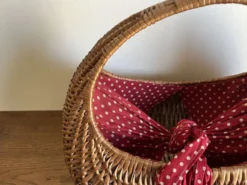 Panier gondole en osier 1960 doublé de coton a pois rouges