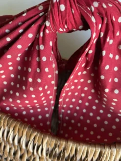 Panier gondole en osier 1960 doublé de coton a pois rouges