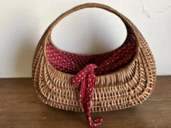 Panier gondole en osier 1960 doublé de coton a pois rouges