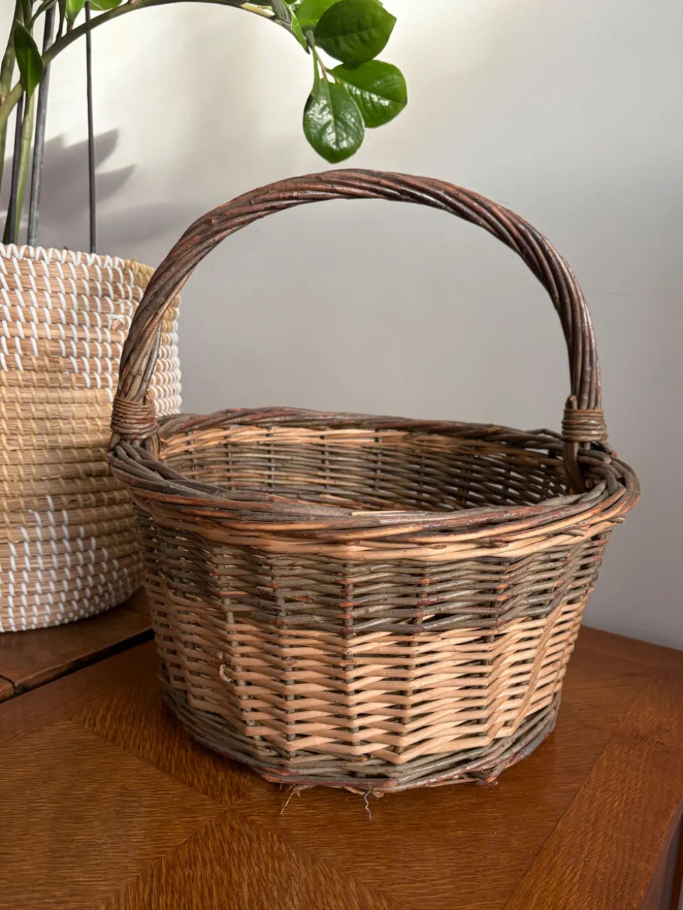 Panier osier tressé vintage , grande anse