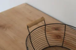 Panier ovale en métal grillagé avec poignées en bois
