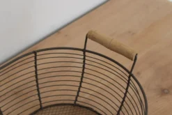 Panier ovale en métal grillagé avec poignées en bois