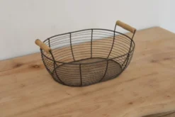 Panier ovale en métal grillagé avec poignées en bois