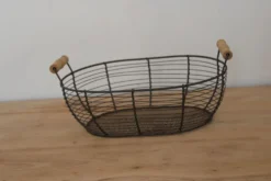 Panier ovale en métal grillagé avec poignées en bois