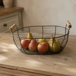 Panier ovale en métal grillagé avec poignées en bois