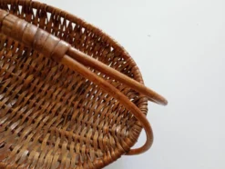 Panier plat en osier tressé