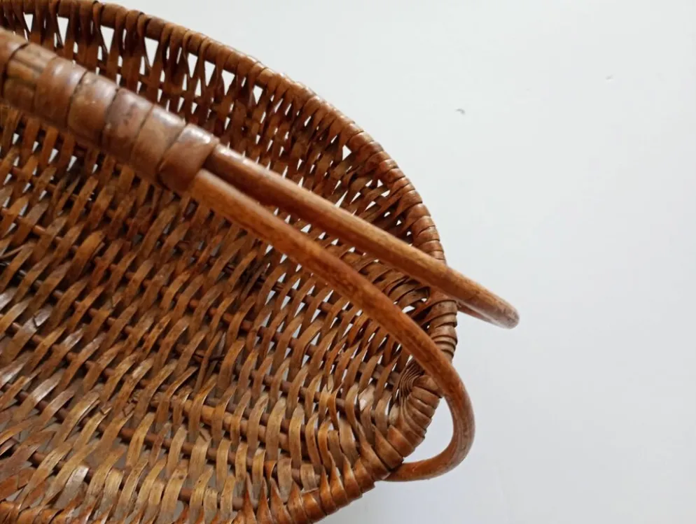 Panier plat en osier tressé