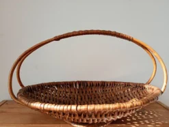 Panier plat en osier tressé