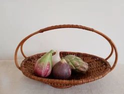Panier plat en osier tressé