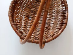 Panier plat en osier tressé