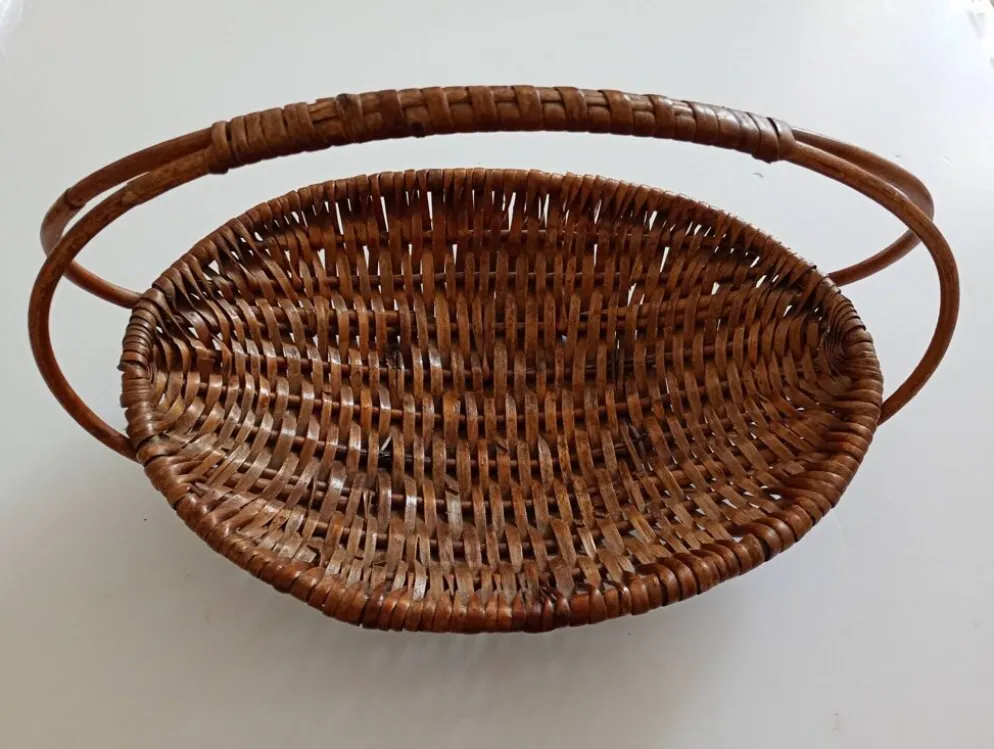 Panier plat en osier tressé