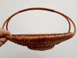 Panier plat en osier tressé