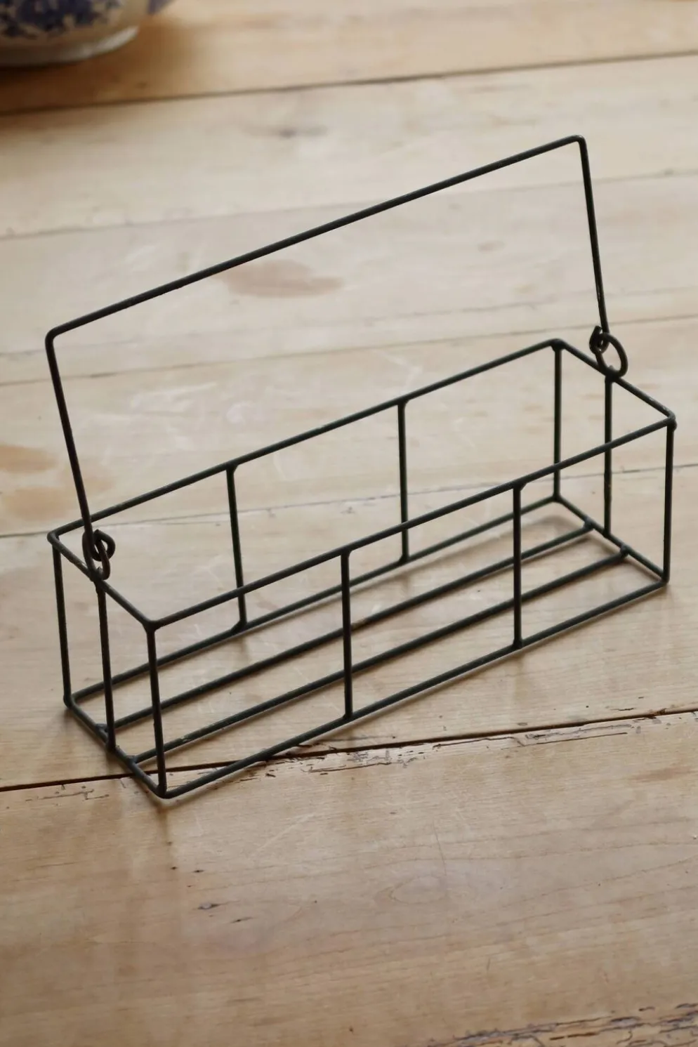 Panier rectangulaire en métal à structure filaire, doté d’une anse mobile e
