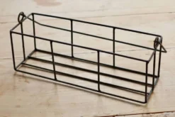 Panier rectangulaire en métal à structure filaire, doté d’une anse mobile e