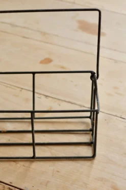 Panier rectangulaire en métal à structure filaire, doté d’une anse mobile e