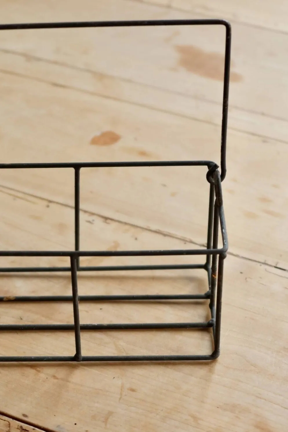 Panier rectangulaire en métal à structure filaire, doté d’une anse mobile e