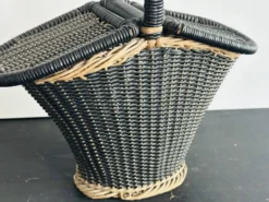 Panier vintage en rotin et plastique noir, années 50