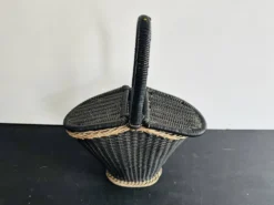 Panier vintage en rotin et plastique noir, années 50