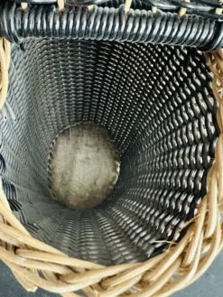 Panier vintage en rotin et plastique noir, années 50