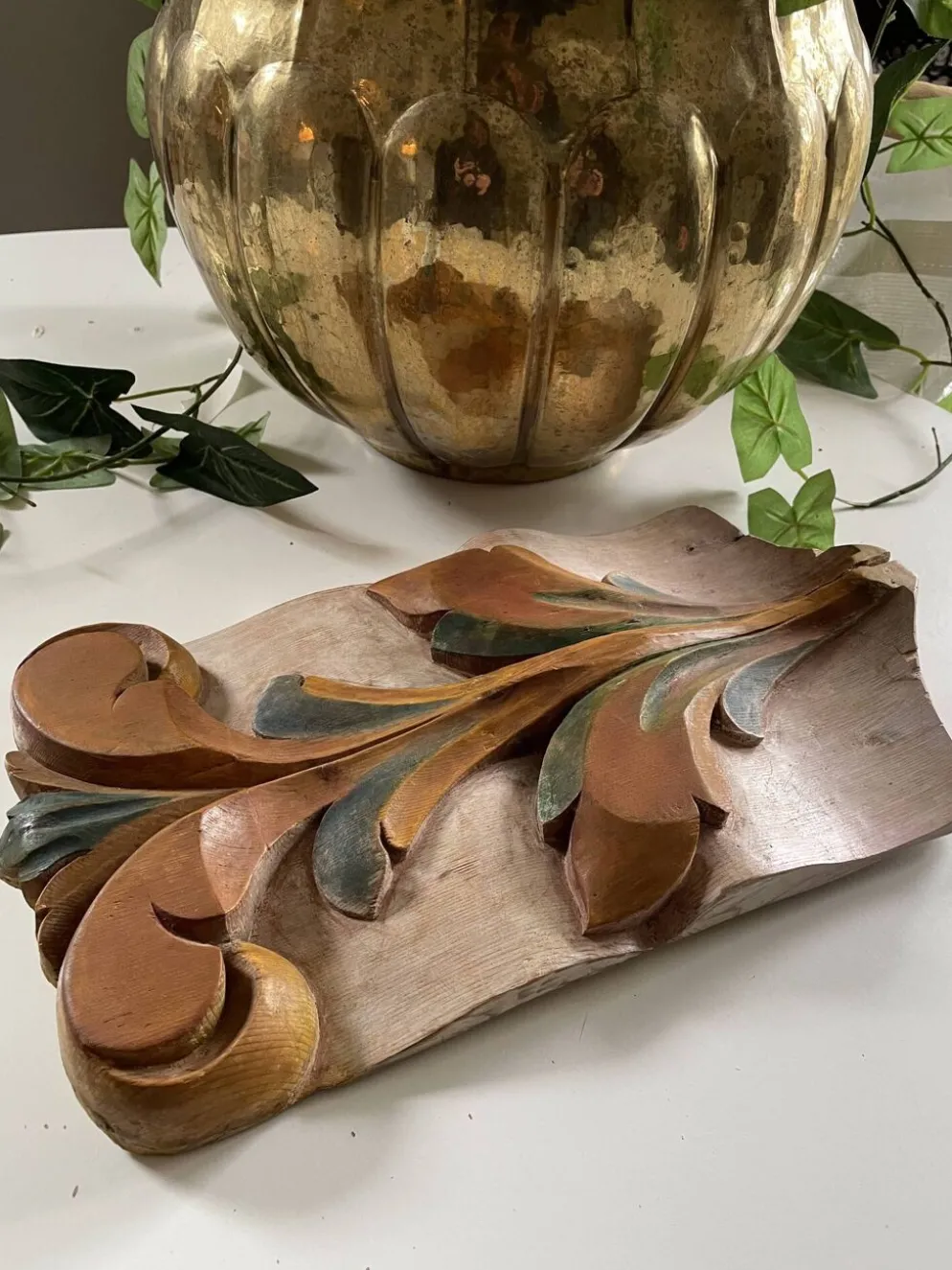 Panneau ancien en bois sculpté au décor de feuillage