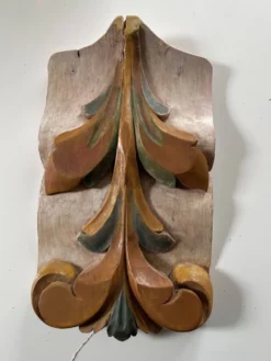 Panneau ancien en bois sculpté au décor de feuillage