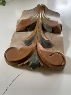 Panneau ancien en bois sculpté au décor de feuillage