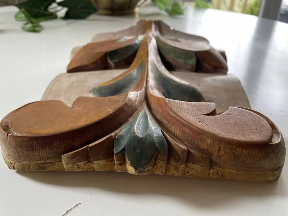 Panneau ancien en bois sculpté au décor de feuillage