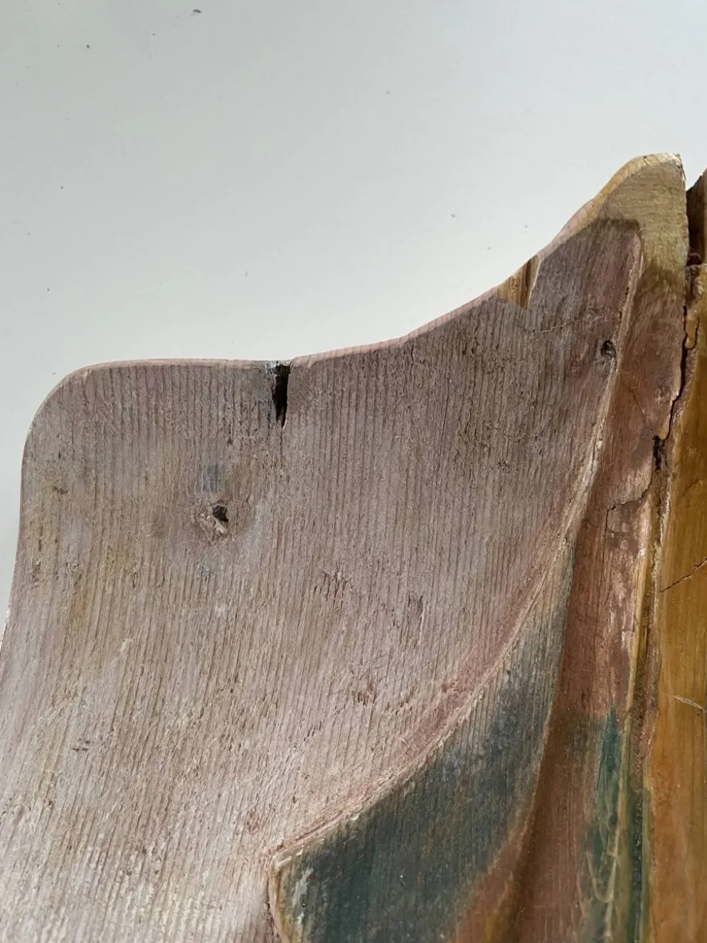 Panneau ancien en bois sculpté au décor de feuillage