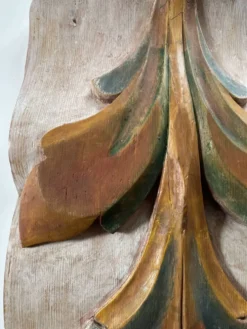 Panneau ancien en bois sculpté au décor de feuillage