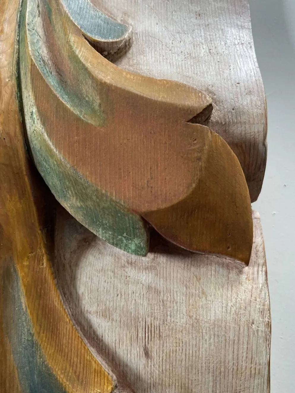 Panneau ancien en bois sculpté au décor de feuillage
