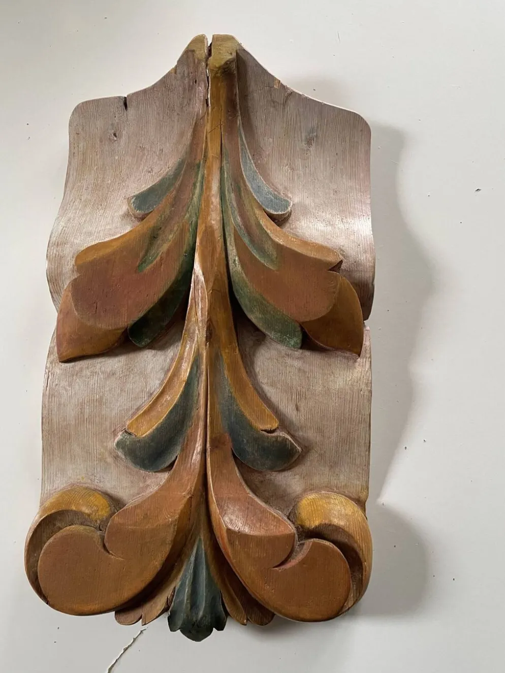 Panneau ancien en bois sculpté au décor de feuillage