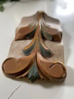 Panneau ancien en bois sculpté au décor de feuillage