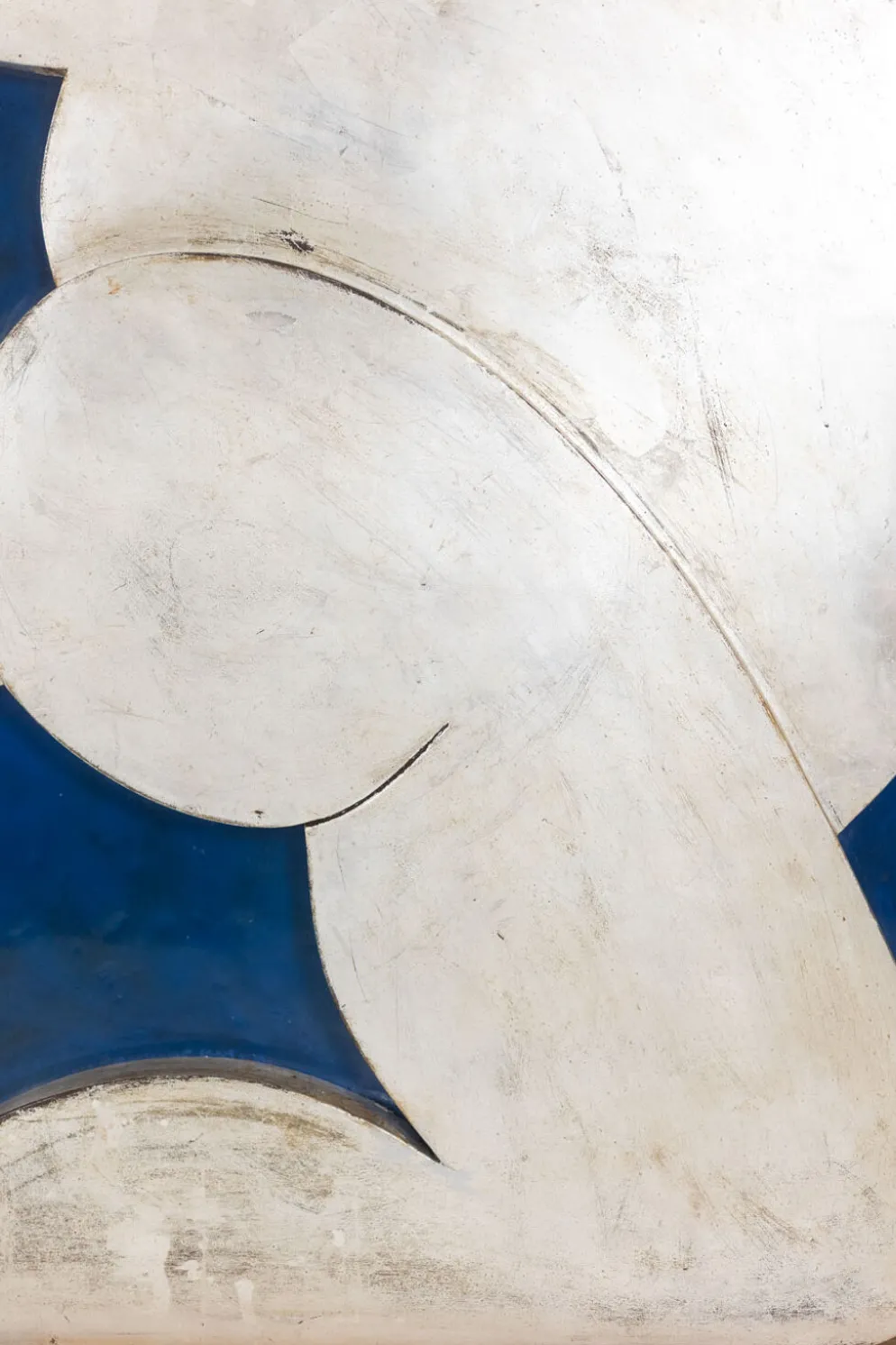 Panneau en bas-relief « L’Acrobate » argenté sur fond bleu. Contemporain.