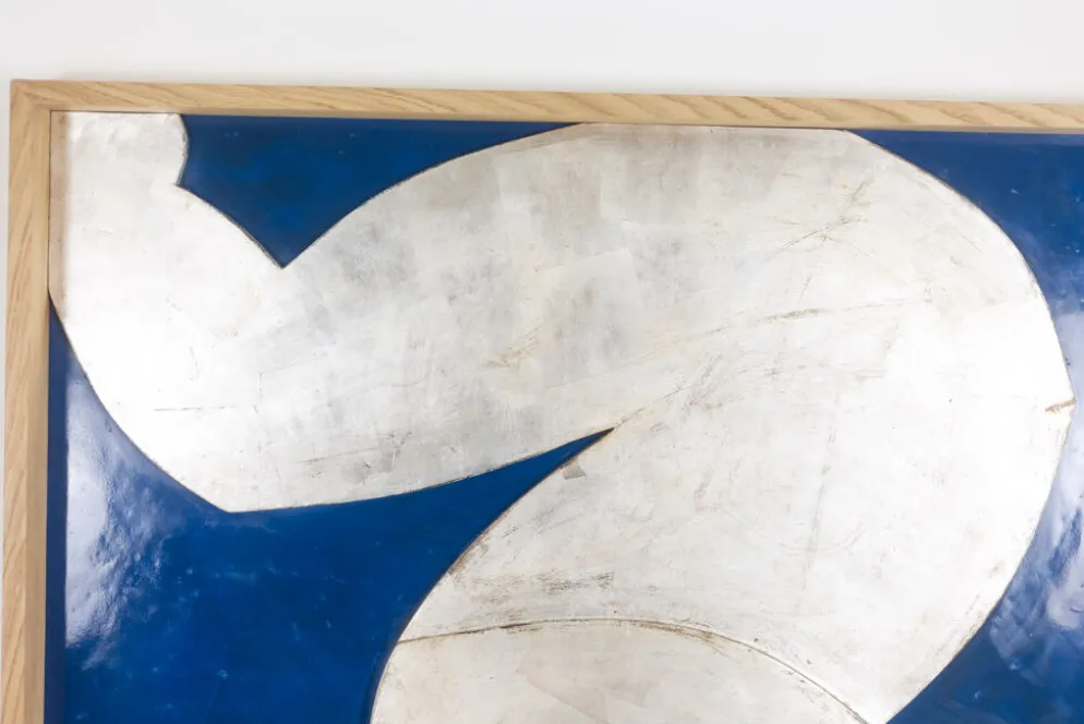 Panneau en bas-relief « L’Acrobate » argenté sur fond bleu. Contemporain.
