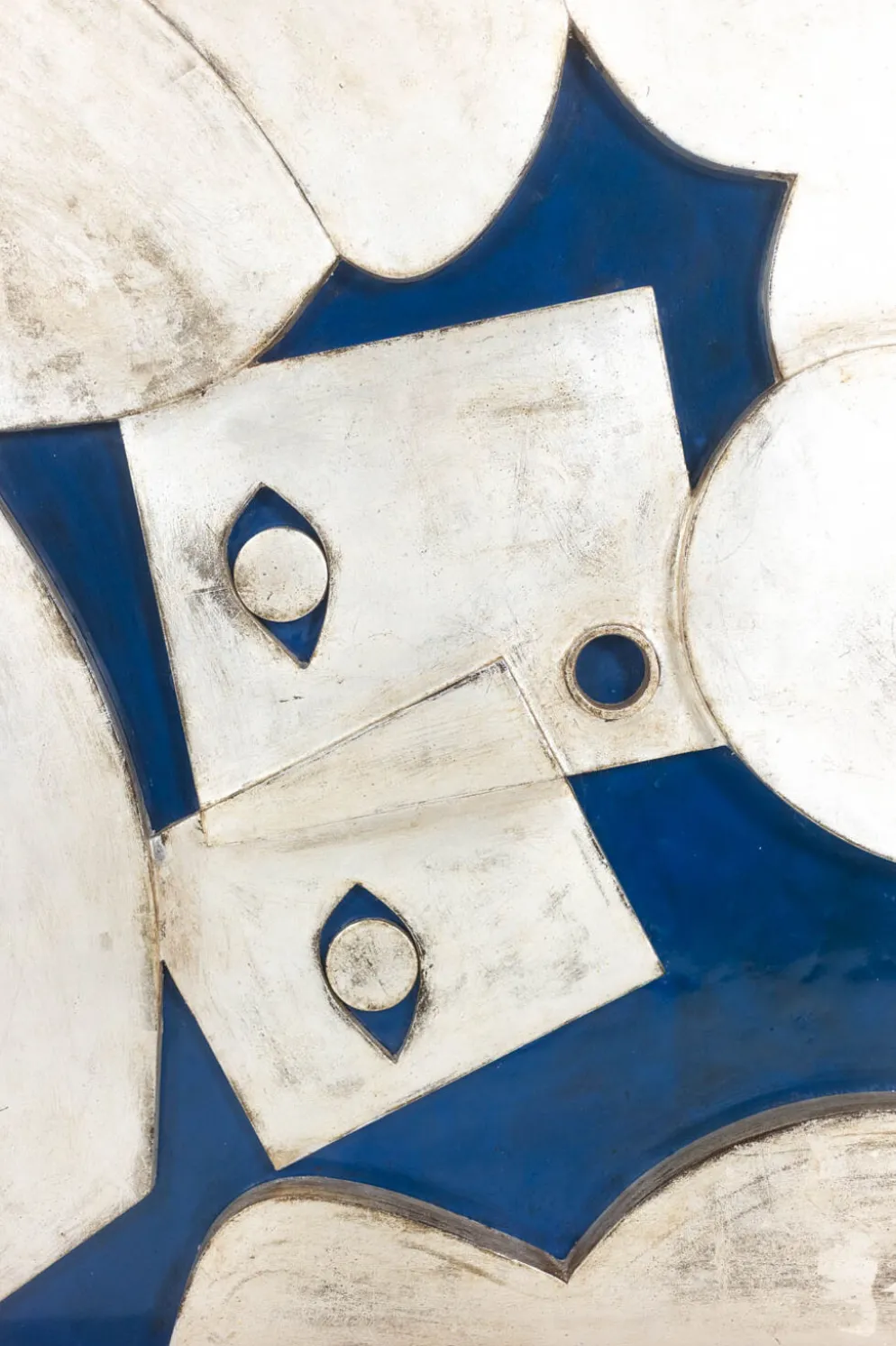 Panneau en bas-relief « L’Acrobate » argenté sur fond bleu. Contemporain.