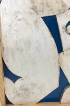 Panneau en bas-relief « L’Acrobate » argenté sur fond bleu. Contemporain.