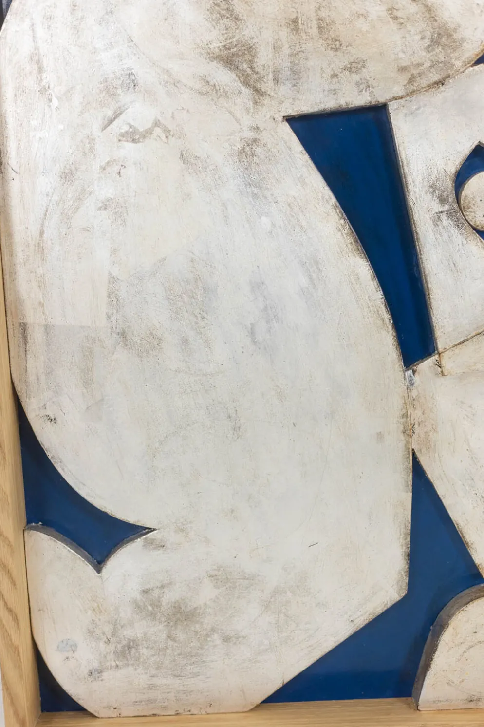 Panneau en bas-relief « L’Acrobate » argenté sur fond bleu. Contemporain.