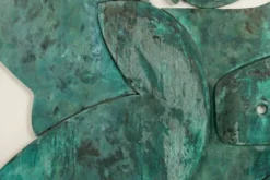 Panneau en bas-relief « Sortez du cadre !» en bois patiné. Contemporain