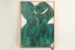 Panneau en bas-relief « Sortez du cadre !» en bois patiné. Contemporain