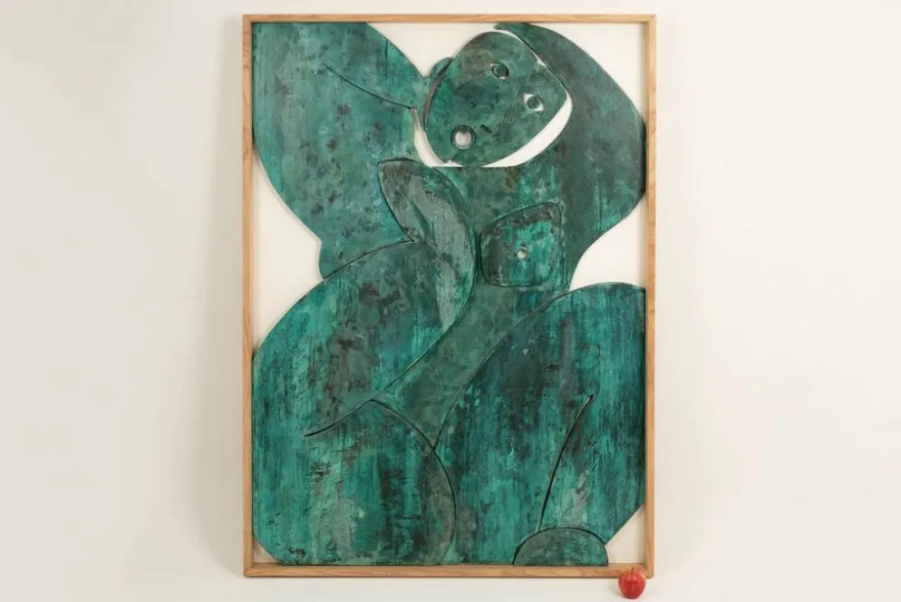 Panneau en bas-relief « Sortez du cadre !» en bois patiné. Contemporain
