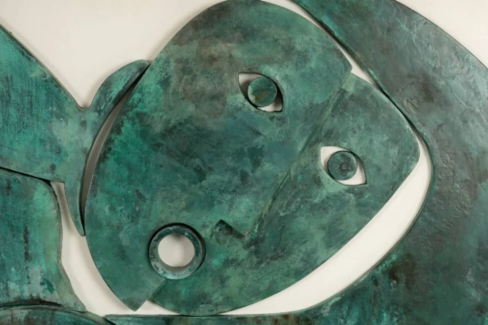 Panneau en bas-relief « Sortez du cadre !» en bois patiné. Contemporain