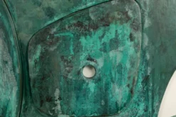 Panneau en bas-relief « Sortez du cadre !» en bois patiné. Contemporain