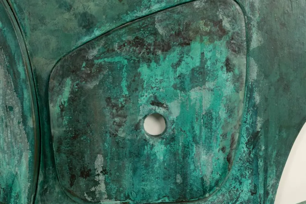 Panneau en bas-relief « Sortez du cadre !» en bois patiné. Contemporain