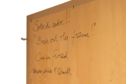 Panneau en bas-relief « Sortez du cadre !» en bois patiné. Contemporain