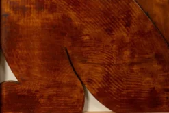 Panneau en bas-relief « Sortez du cadre !» en bois patiné. Contemporain